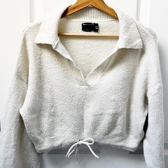 ASOS Cropped Fuzzy V-neck Sweater in Cream - Picture 4 of 8